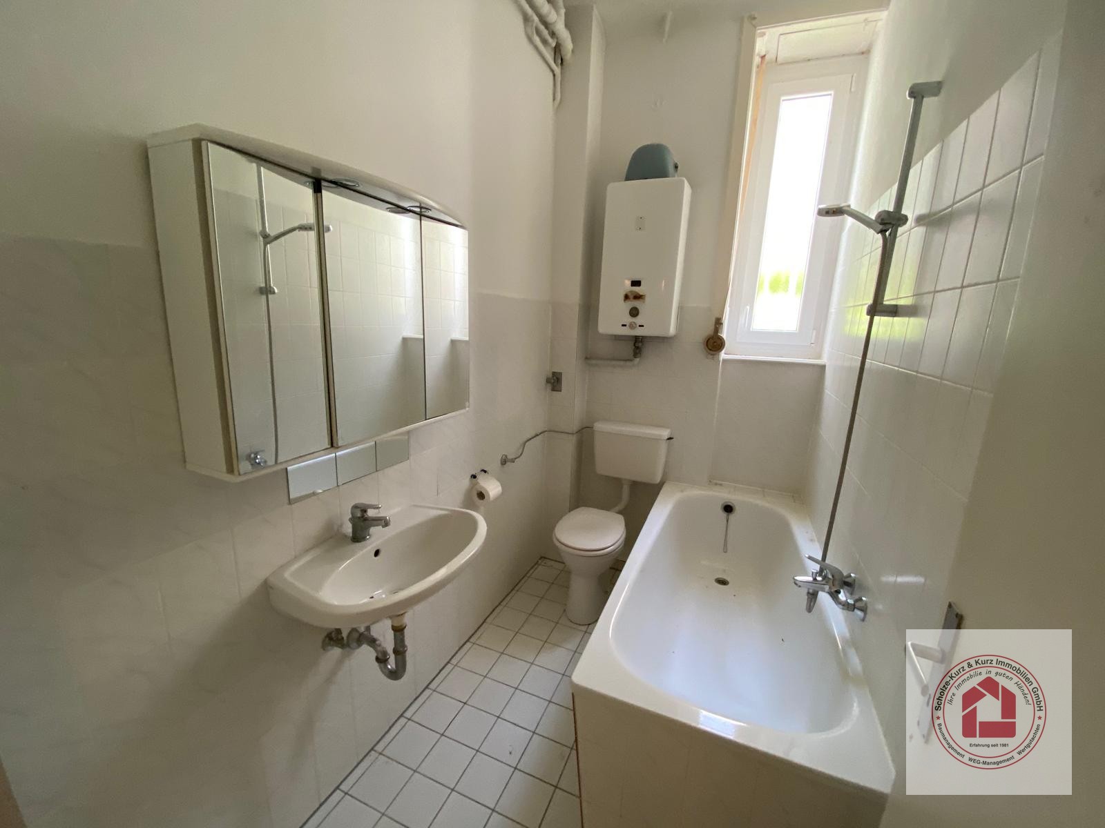 Badsanierung vorher — altes Bad mit Badewanne