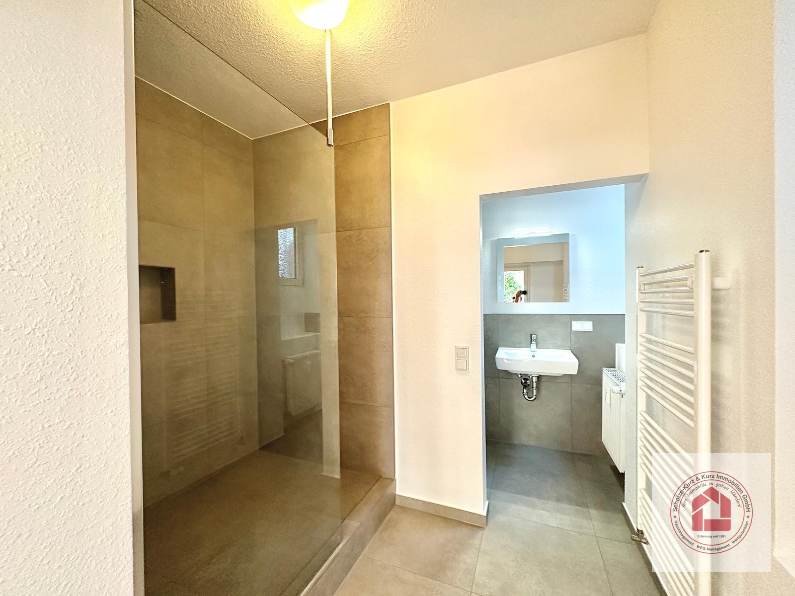 Sanierungsbegleitung Wiesbaden – modernisiertes Badezimmer nach Bad-Sanierung, Bauleitung & Handwerker-Koordination durch Scholze-Kurz & Kurz