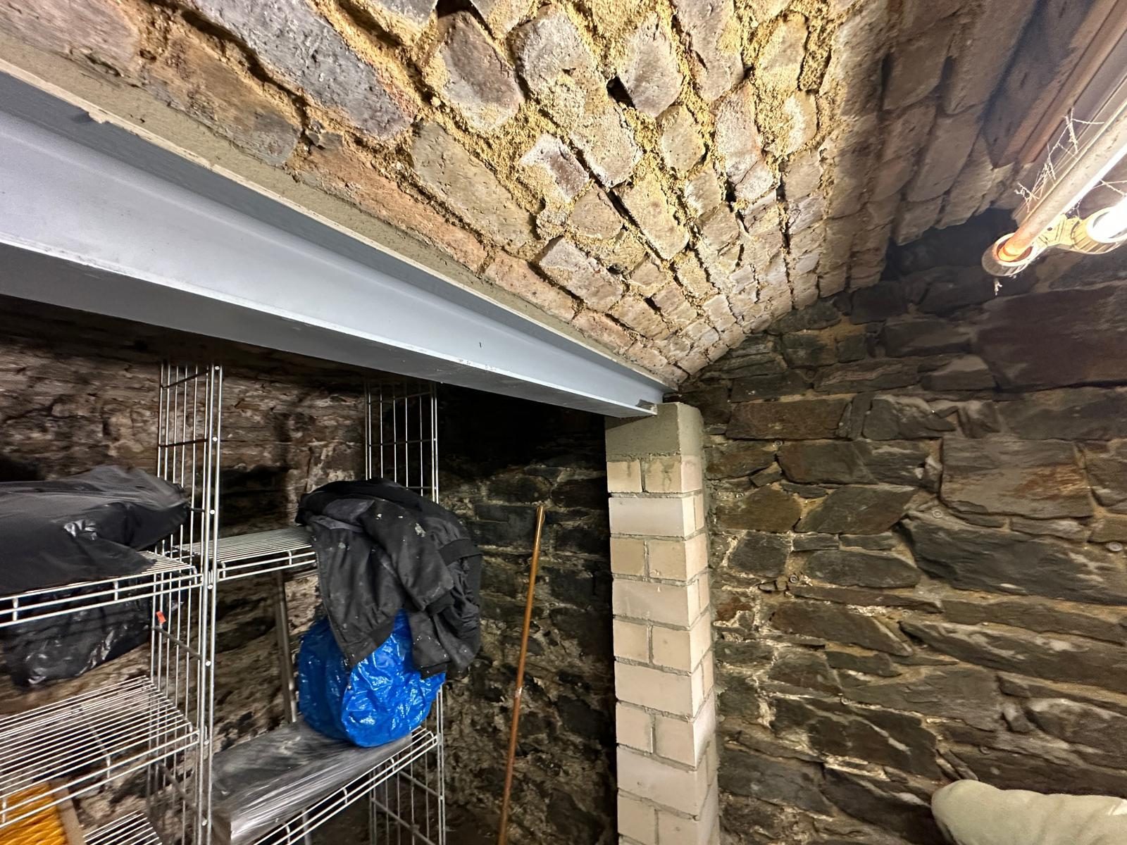 Stahlträger-Auflager auf Mauerwerkspfeiler – Kellerdecke Altbau Wiesbaden Detail der Bautenschutzmaßnahme: Stahlträger-Auflager auf neuem Mauerwerkspfeiler unter dem Ziegelgewölbe der Kellerdecke, Altbau Wiesbaden